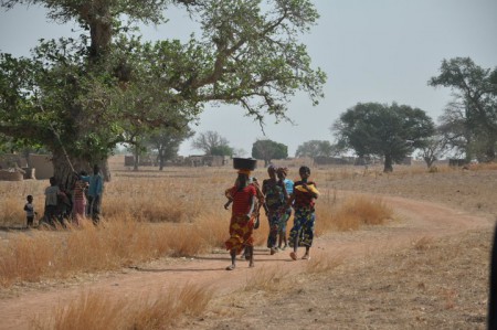 Les femmes allant chercher l'eau
